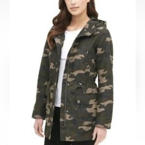 Levi's Women's Cotton Hooded Anorak Jacket. Olive Camo. Size:M. NWT